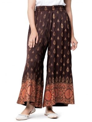 Brown all-over printed Palazzo in Crepe fabric. Concealed elastication on the waistline.