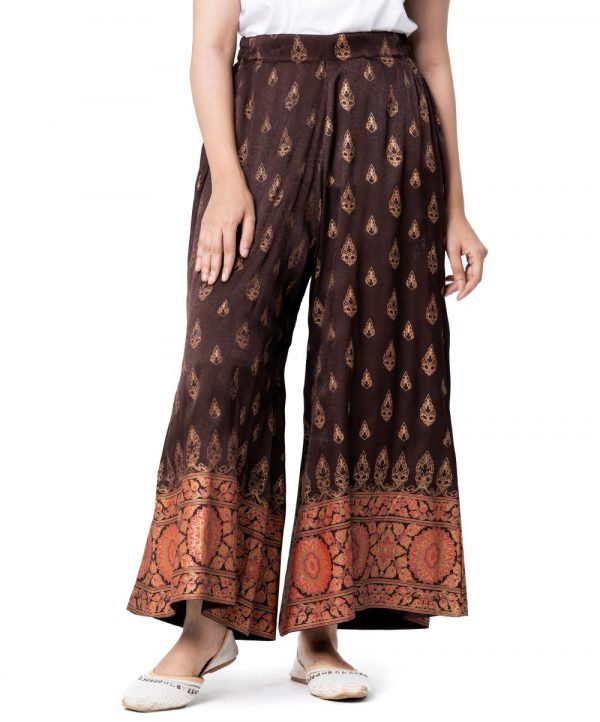 Brown all-over printed Palazzo in Crepe fabric. Concealed elastication on the waistline.