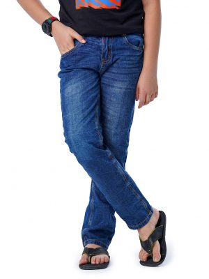 Regular-Fit jeans made of cotton denim fabric. Five pockets, button fastening on the front & zipper fly.