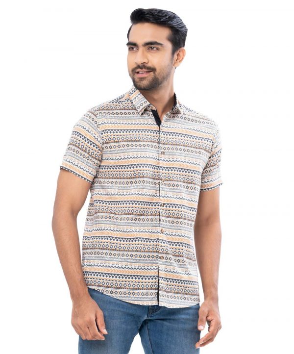 White casual shirt in printed Cotton fabric. Designed with a Classic collar and short sleeves.