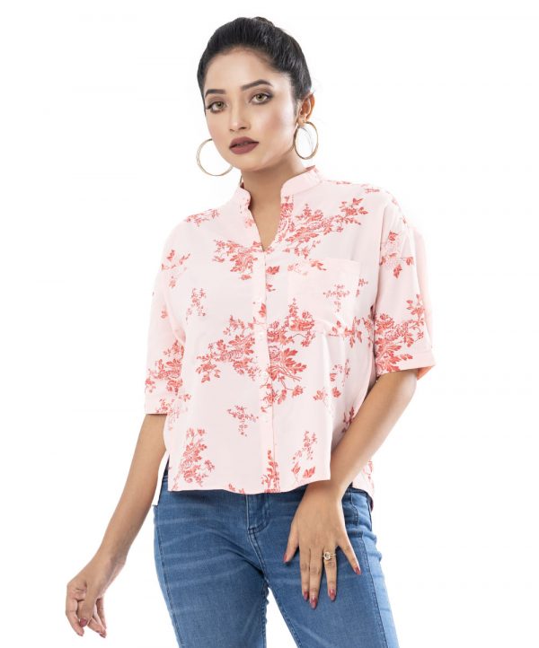 Rose pink ladies’ shirt in printed Georgette fabric. Designed with a band neck and half sleeves. Unlined.