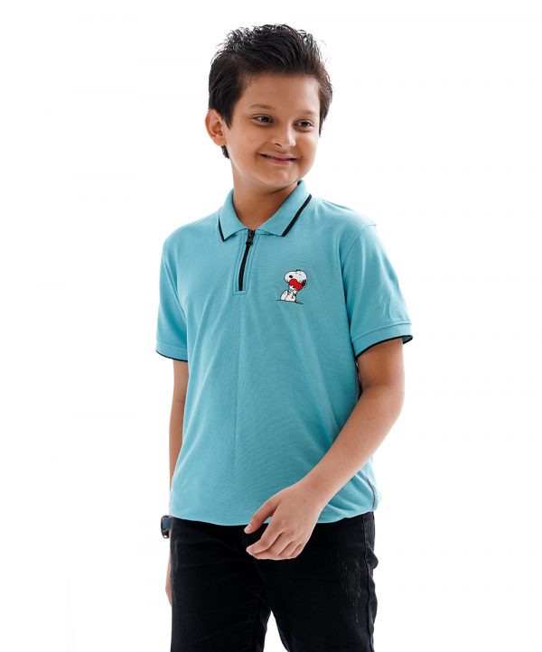 Blue Polo in Cotton Pique fabric. Features a classic collar with zipper closure at the front, short sleeves and print on the chest. Contrast tipping at the collar and cuffs.
