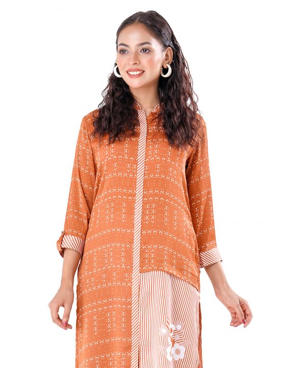 Brown Straight-cut Kameez in printed Georgette fabric. Features a band neck with hook closure at the front and three-quarter sleeves. Cut and sew detailing at the front and back.
