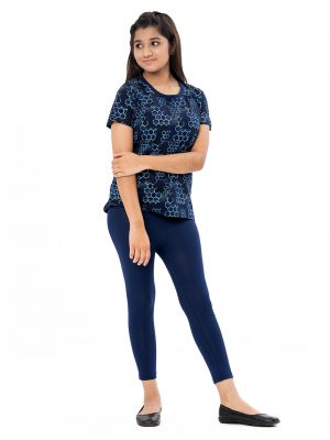 Blue legging in stretchable cotton knit fabric. Concealed elastication on the waistline.