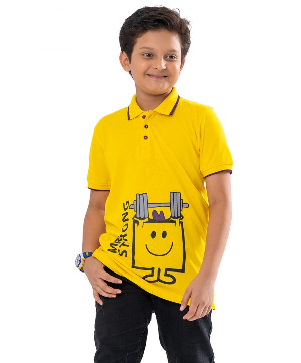 Yellow Polo in Cotton Pique fabric. Designed with a classic collar, short sleeves and print at the front. Contrast tipping at the collar and cuffs.