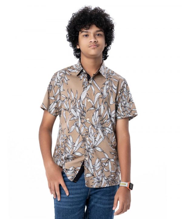 Brown casual Shirt in printed Cotton fabric. Designed with a classic collar and short sleeves.
