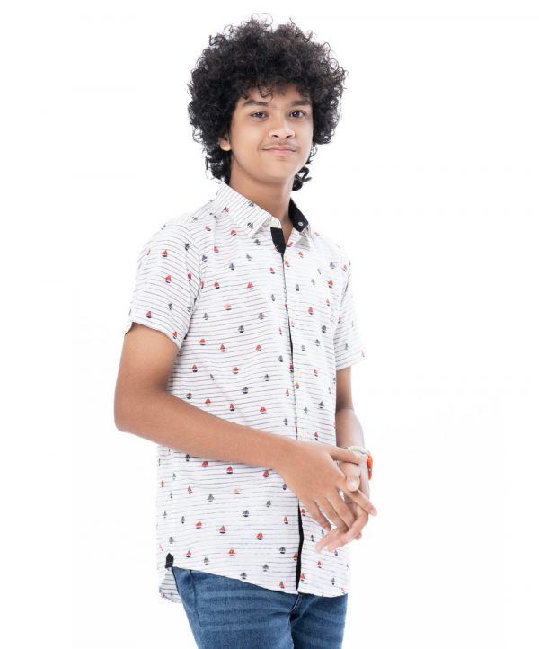 White casual shirt in printed Cotton fabric. Designed with a Classic collar and short sleeves.