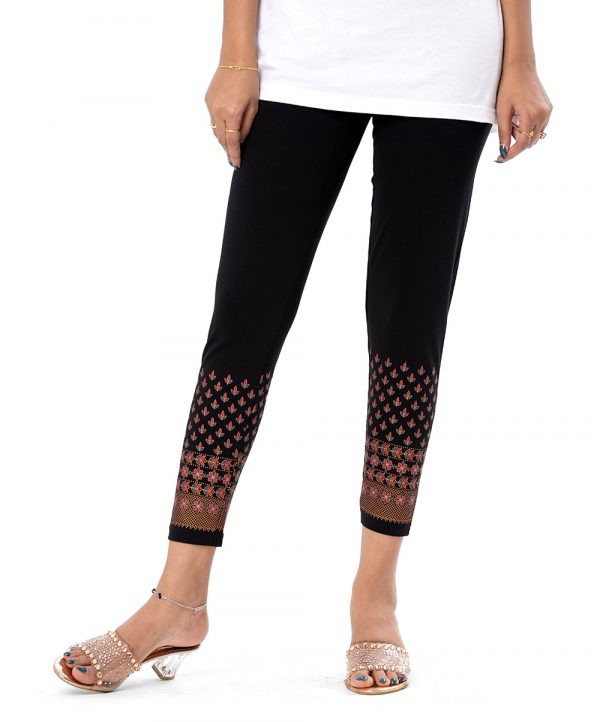 Black legging in stretchable Cotton fabric with prints on the border. Concealed elastication at the waistline.