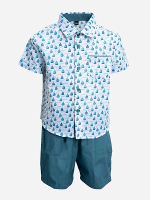 White and Blue Cotton all-over printed shirt pants set in soft cotton fabric. The casual-style shirt is designed with a classic collar and a chest pocket. Paired with a classic short pants with elasticated waistline and side pockets.