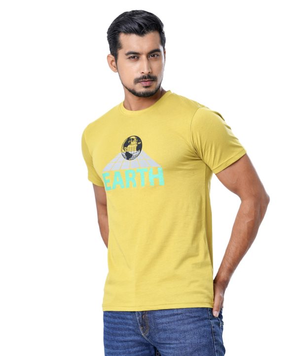 Yellow T-Shirt in Cotton single jersey fabric. Designed with a crew neck, short sleeves and print on the chest.