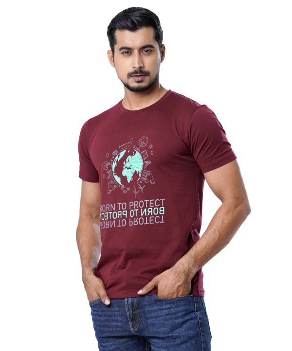 Maroon T-Shirt in Cotton single jersey fabric. Designed with a crew neck, short sleeves and print on the chest.