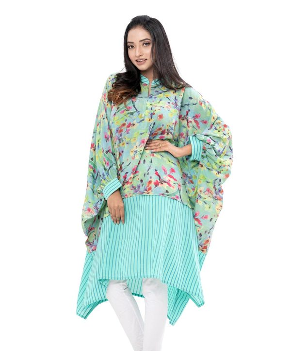 Green all-over printed abaya style Tunic in Georgette fabric. Features a band neck with zipper closure at the front and batwing sleeves. Unlined.