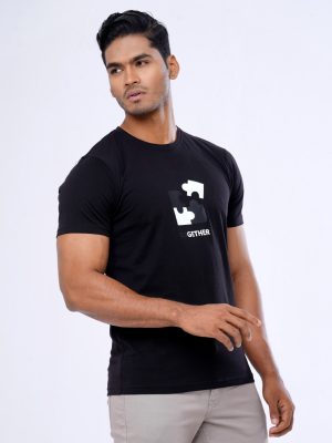 Black short-sleeved T-Shirt in Cotton single jersey fabric. Designed with a crew neck, short sleeves, and print on the chest.