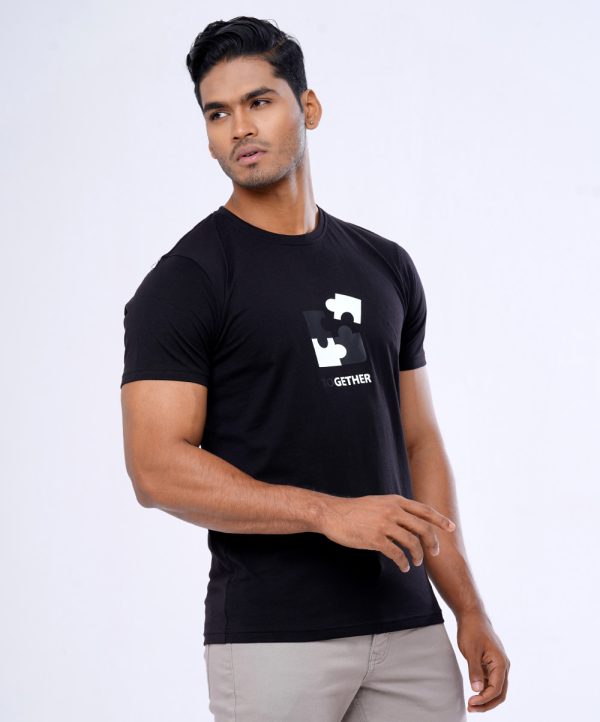 Black short-sleeved T-Shirt in Cotton single jersey fabric. Designed with a crew neck, short sleeves, and print on the chest.