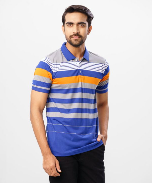 Blue Polo in Cotton single jersey fabric. Designed with a classic collar, and short sleeves. Metal logo attachment on the chest.