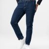 Regular-Fit jeans made of cotton spandex denim fabric. Five pockets. Enzyme wash. Button fastening on the front & zipper fly.