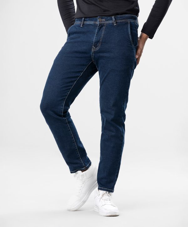 Regular-Fit jeans made of cotton spandex denim fabric. Five pockets. Enzyme wash. Button fastening on the front & zipper fly.