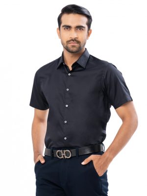 Black formal shirt in premium-quality Cotton fabric. Designed with a Classic collar and short sleeves.