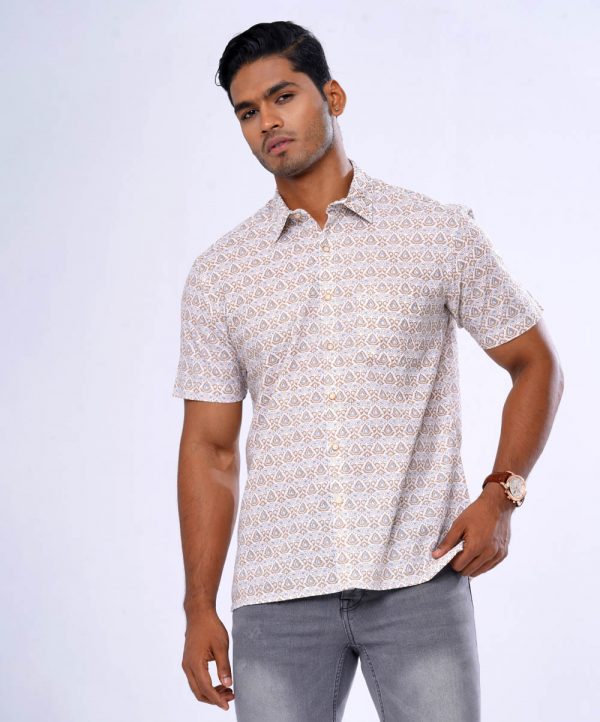 White all-over printed comfort shirt in Slab Cotton fabric. Designed with a classic collar, short sleeves and chest pocket.