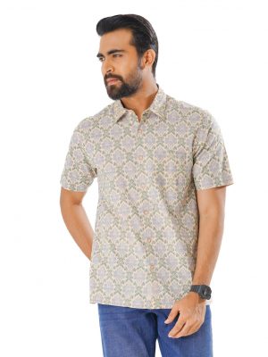 Beige all-over printed comfort shirt in slab Cotton fabric. Designed with a classic collar and short sleeves.