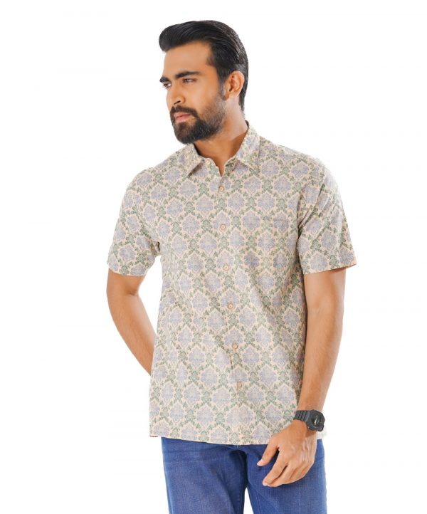 Beige all-over printed comfort shirt in slab Cotton fabric. Designed with a classic collar and short sleeves.