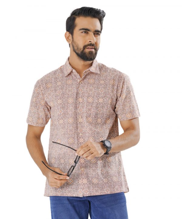 Peach comfort shirt in printed Slab Cotton fabric. Designed with a classic collar, short sleeves and a chest pocket.