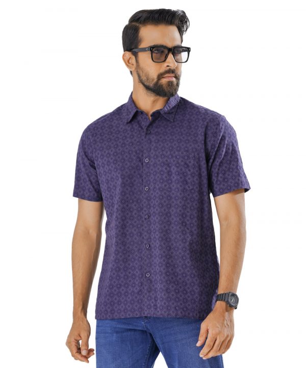 Blue comfort shirt in printed Slab Cotton fabric. Designed with a classic collar, short sleeves and a chest pocket.