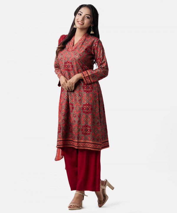 Chic V-neckline, straight salwar kameez set in printed viscose fabric. Three-quarter sleeves, karchupi at front. Tie-dye dupatta with a viscose palazzo.