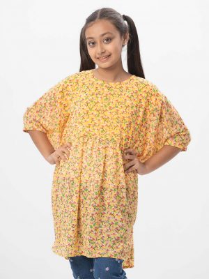 Yellow kaftan style Tunic in printed Georgette fabric. Designed with a round neck and kaftan sleeves. Button opening at the back. Viscose lining in half-body.