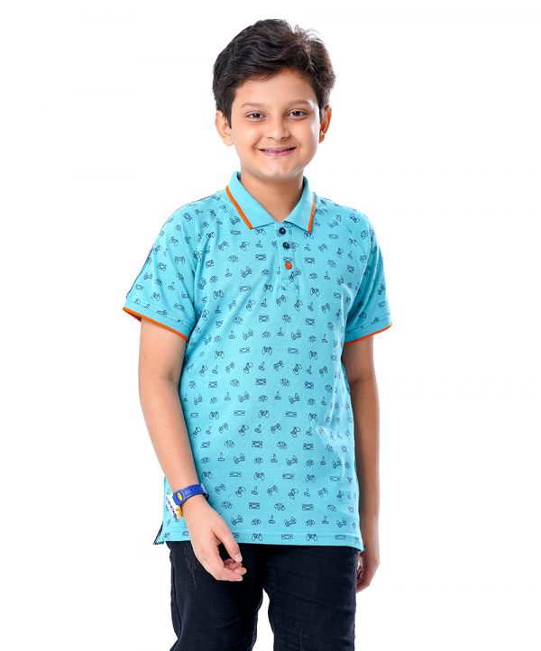 Turquoise blue all-over printed Polo in Cotton Pique fabric. Designed with a classic collar and short sleeves. Contrast tipping at the collar and cuffs.