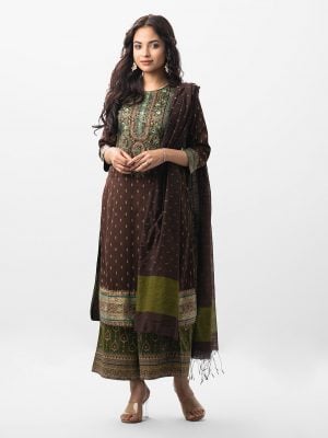 Design Georgette Printed straight salwar kameez in crepe fabric. Three quarter sleeved and karchupi at front. Half-silk dupatta with palazzo pants.
