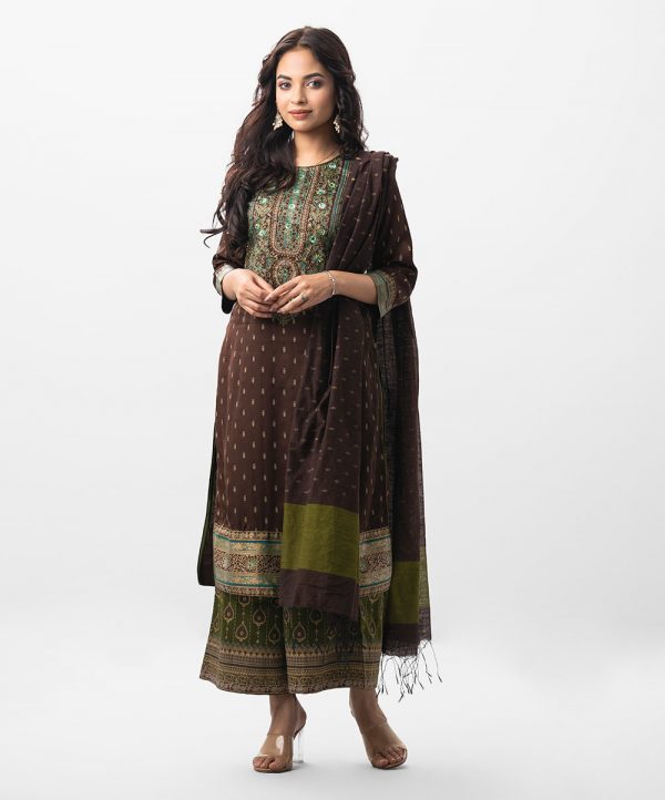 Design Georgette Printed straight salwar kameez in crepe fabric. Three quarter sleeved and karchupi at front. Half-silk dupatta with palazzo pants.