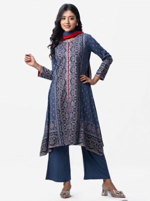Geometric printed A-line salwar kameez in viscose fabric. Full sleeved, band neck, pattern with loop button and elongated hem. Chiffon dupatta with palazzo pants.