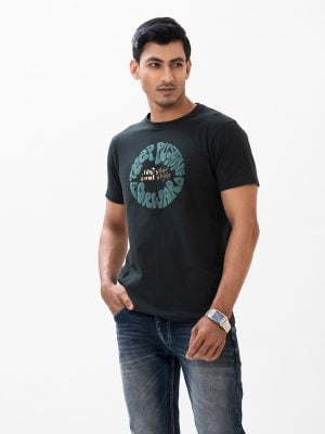 Men's short sleeve t-shirt in cotton single jersey fabric. Crew neck and typographic print at front.