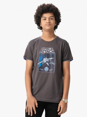 Teen boys short sleeved t-shirt in cotton single jersey fabric. Crew neck, twill tape attach at the yoke and space themed print on chest.