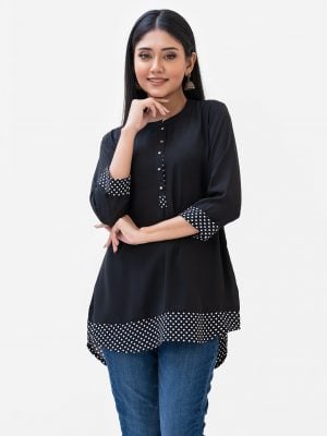 Polka dot printed A-line tunic in georgette fabric. Band collar and three-quarter folded-cuff sleeves.