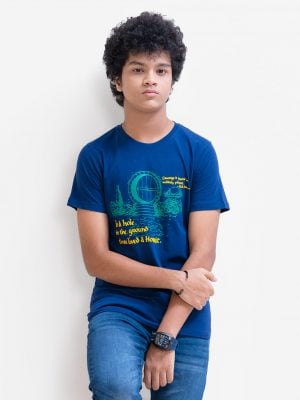 Crew neck, short sleeved teen boy's T-shirt in single jersey fabric. Print at front.