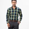 Men's slim fit business casual shirt in blended cotton fabric. Spread collar, long sleeves with buttoned cuffs.