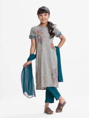 Girl printed salwar kameez in viscose fabric. Mock neck, full sleeve. Embroidery at the front. chiffon dupatta with viscose palazzo pants.