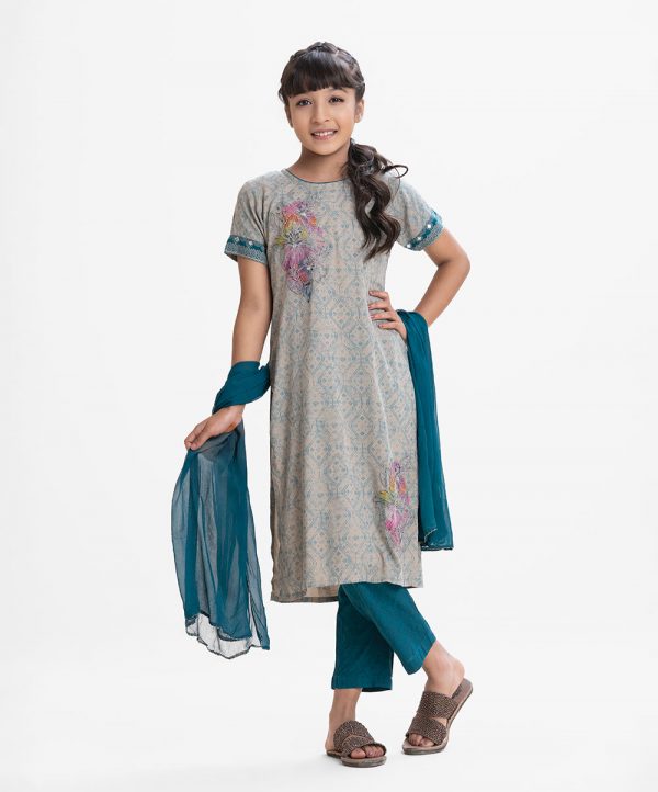 Girl printed salwar kameez in viscose fabric. Mock neck, full sleeve. Embroidery at the front. chiffon dupatta with viscose palazzo pants.