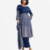 Women's printed straight salwar kameez in viscose fabric. Round neck, three-quarter sleeves and embroidery at the front of the kameez. With a chiffon dupatta and palazzo pants.