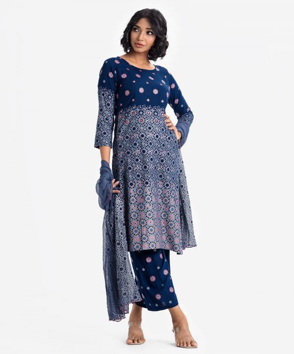 Women's printed straight salwar kameez in viscose fabric. Round neck, three-quarter sleeves and embroidery at the front of the kameez. With a chiffon dupatta and palazzo pants.