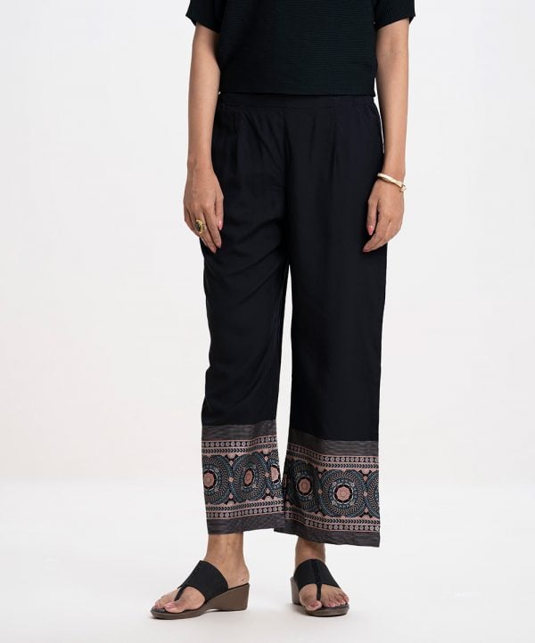 Women's casual palazzo in viscose fabric. Concealed elasticated waistline.