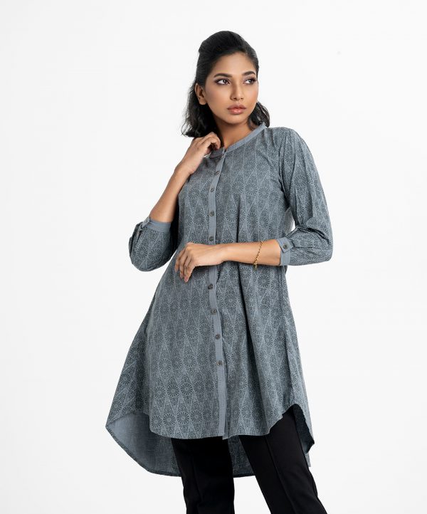 Printed A-line tunic in denim fabric. Stand collar, full sleeved. and two side pockets.