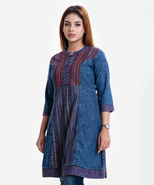 Woman's printed A-line tunic in denim fabric. Three-quarter sleeved, band collar. Embroidery and line stitching at front.