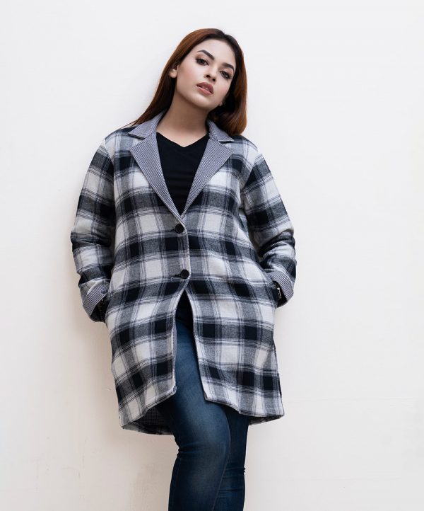 Women's single-breasted check long pattern trench coat in houndstooth fabric. Lapel collar, full sleeves. Two side pockets.