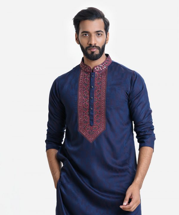 Men's slim fitted panjabi in jacquard cotton fabric. Mandarin collar with metal buttons on the placket. Embroidery at front.