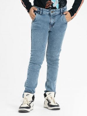 Kid boys pant in denim fabric. Five pockets and a zipper fly with a metal button.