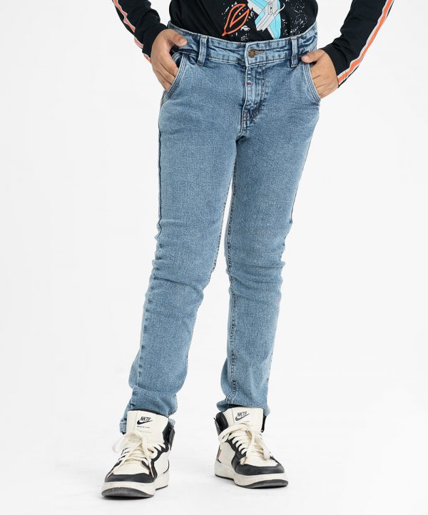 Kid boys pant in denim fabric. Five pockets and a zipper fly with a metal button.