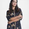 Women's printed shirt-style tunic in viscose fabric. Stand collar, bishop sleeves and front buttons opening.